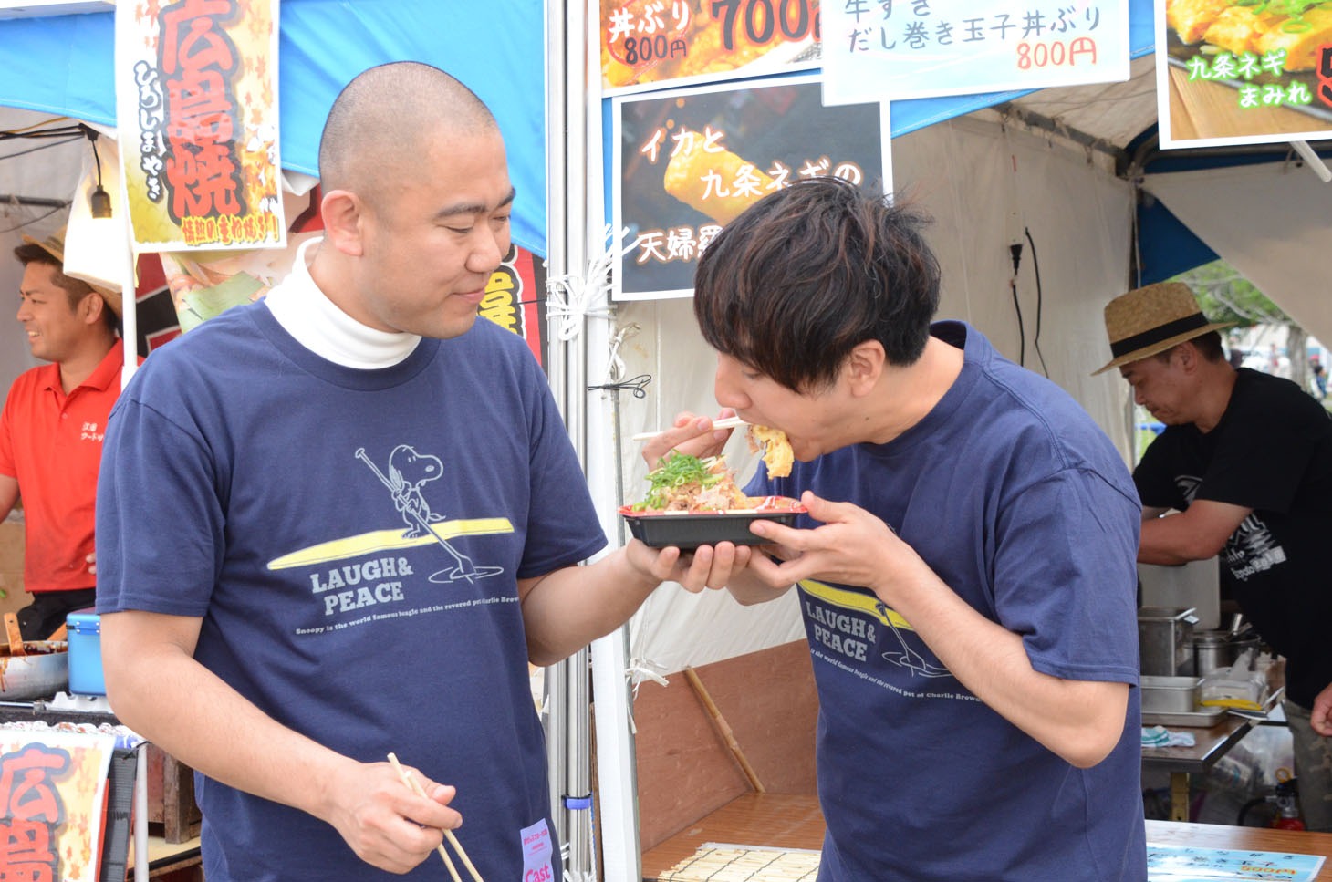 牛すきだし巻き玉子丼を味わうコロコロチキチキペッパーズ。