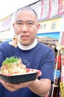 牛すきだし巻き玉子丼を味わうナダル。