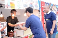 肉巻きおにぎりを注文したコロコロチキチキペッパーズ。