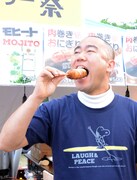 肉巻きおにぎりを食べるナダル。