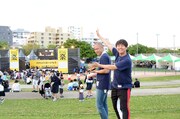 イベントが実施されるステージを紹介するコロチキ。