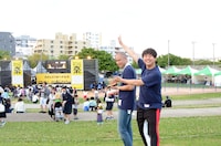 イベントが実施されるステージを紹介するコロチキ。