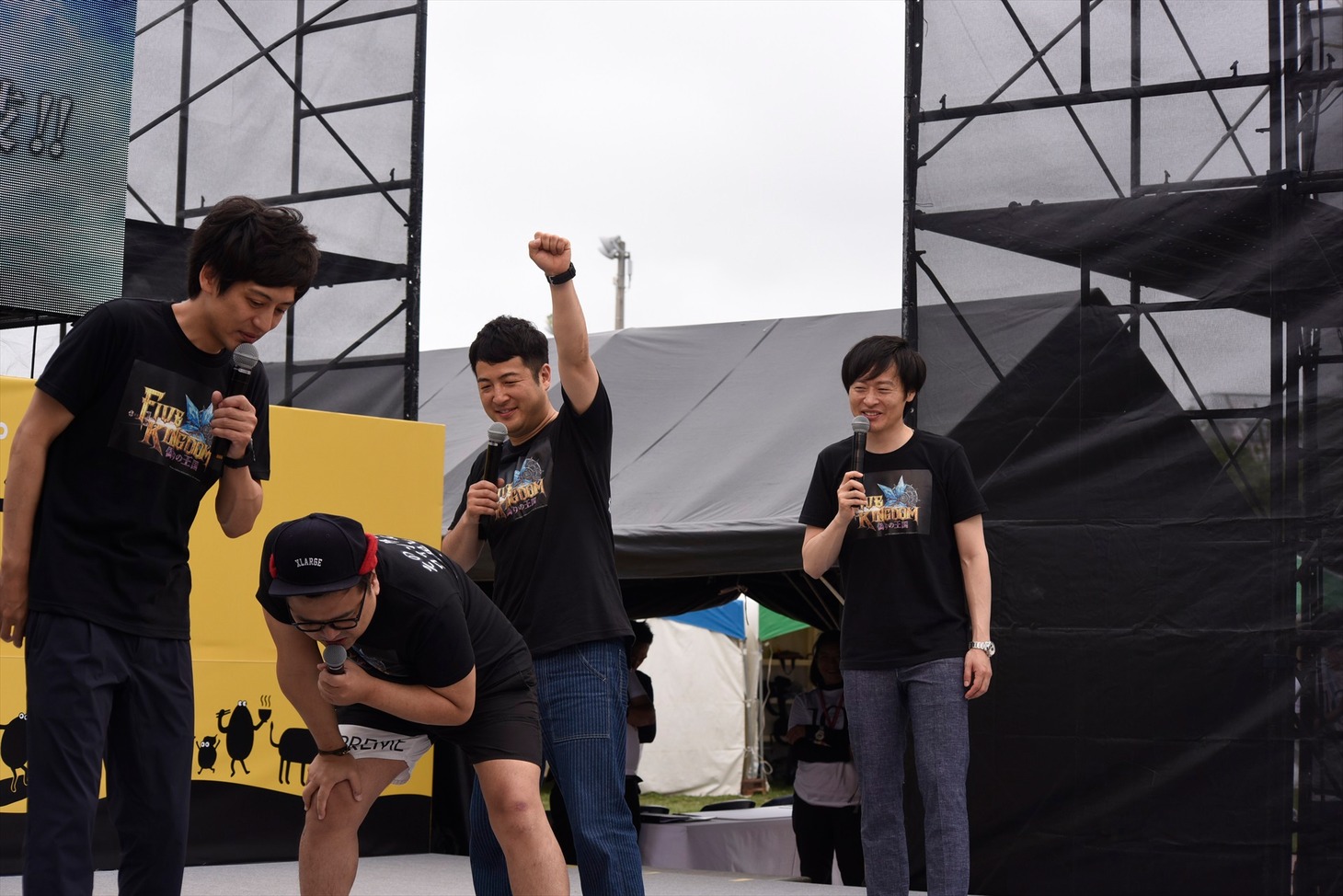 「島ぜんぶでおーきな祭 第10回沖縄国際映画祭」内の「新作ゲームアプリ ファイブキングダムステージ」にて、必殺技対決に勝利した和牛（右）と、敗北したとろサーモン（左）。