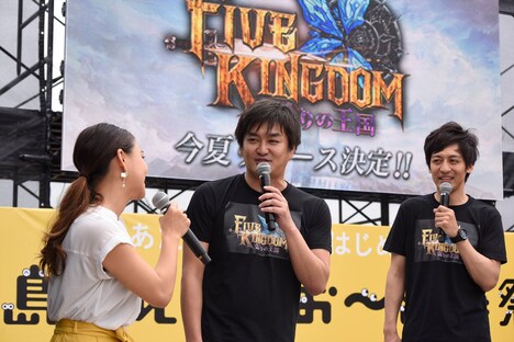 平成ノブシコブシ徳井（中央）、とろサーモン村田（右）。