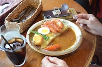 「那覇カレーグランプリ2017」準グランプリの「スープキーマ あぐ～豚ソーセージカレー」。