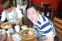 スープカレーのおいしさに感動するインディアンス田渕。