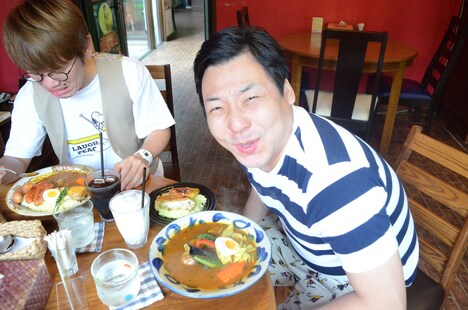 スープカレーのおいしさに感動するインディアンス田渕。