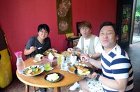 カレーを味わうガジラー寺崎とインディアンス。