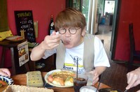 「スープキーマ あぐ～豚ソーセージカレー」を味わうインディアンス木村。