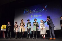 端にいる野性爆弾くっきーにツッコむチュートリアル徳井（右端）。