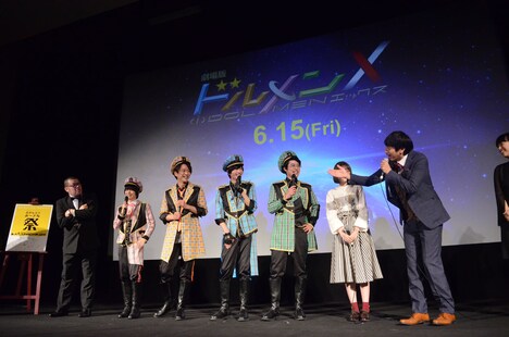 端にいる野性爆弾くっきーにツッコむチュートリアル徳井(右端)。