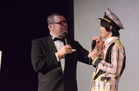 小指で小越勇輝の唇に触れる野性爆弾くっきー。