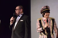 笑い合うくっきー（左）と小越勇輝（右）。