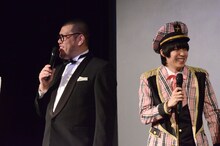 笑い合うくっきー（左）と小越勇輝（右）。