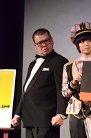 カメラ目線の野性爆弾くっきー（左）。