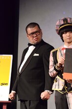 カメラ目線の野性爆弾くっきー（左）。