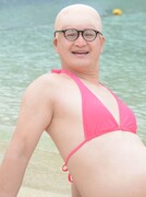 カメラに目線を送る沖縄を満喫する尼さん。