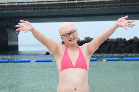 ビーチではしゃぐ沖縄を満喫する尼さん。