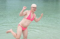 ビーチではしゃぐ沖縄を満喫する尼さん。