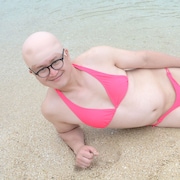 ガリットチュウ福島扮する「沖縄を満喫する尼さん」ビーチで多彩な表情