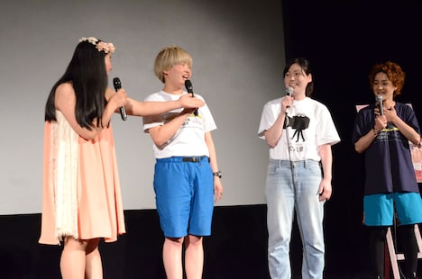 “B”を譲り合うガンバレルーヤよしこ（左端）と尼神インター誠子（右から2人目）。