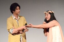 速水もこみち（左）とガンバレルーヤよしこ（右）。