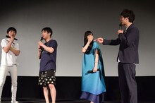 井上裕介の格好を「TSUTAYA返すとき」と例える村田秀亮（右）。