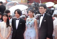 レッドカーペットでのフォトセッションの様子。