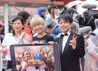 レッドカーペットでのフォトセッションの様子。