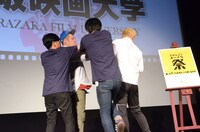 フォトセッション中にケンカする野性爆弾くっきーとガリットチュウ福島。