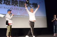 フライパン曲げに挑戦するガリットチュウ福島（中央）。