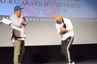 フライパン曲げに挑戦するガリットチュウ福島（右）。