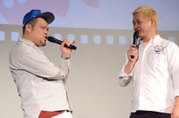 “世界のくっきー”としてガリットチュウ福島（右）に助言す野性爆弾くっきー（左）。