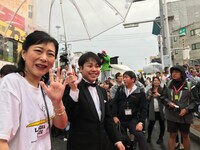 椿鬼奴（左）とNON STYLE井上（右）。