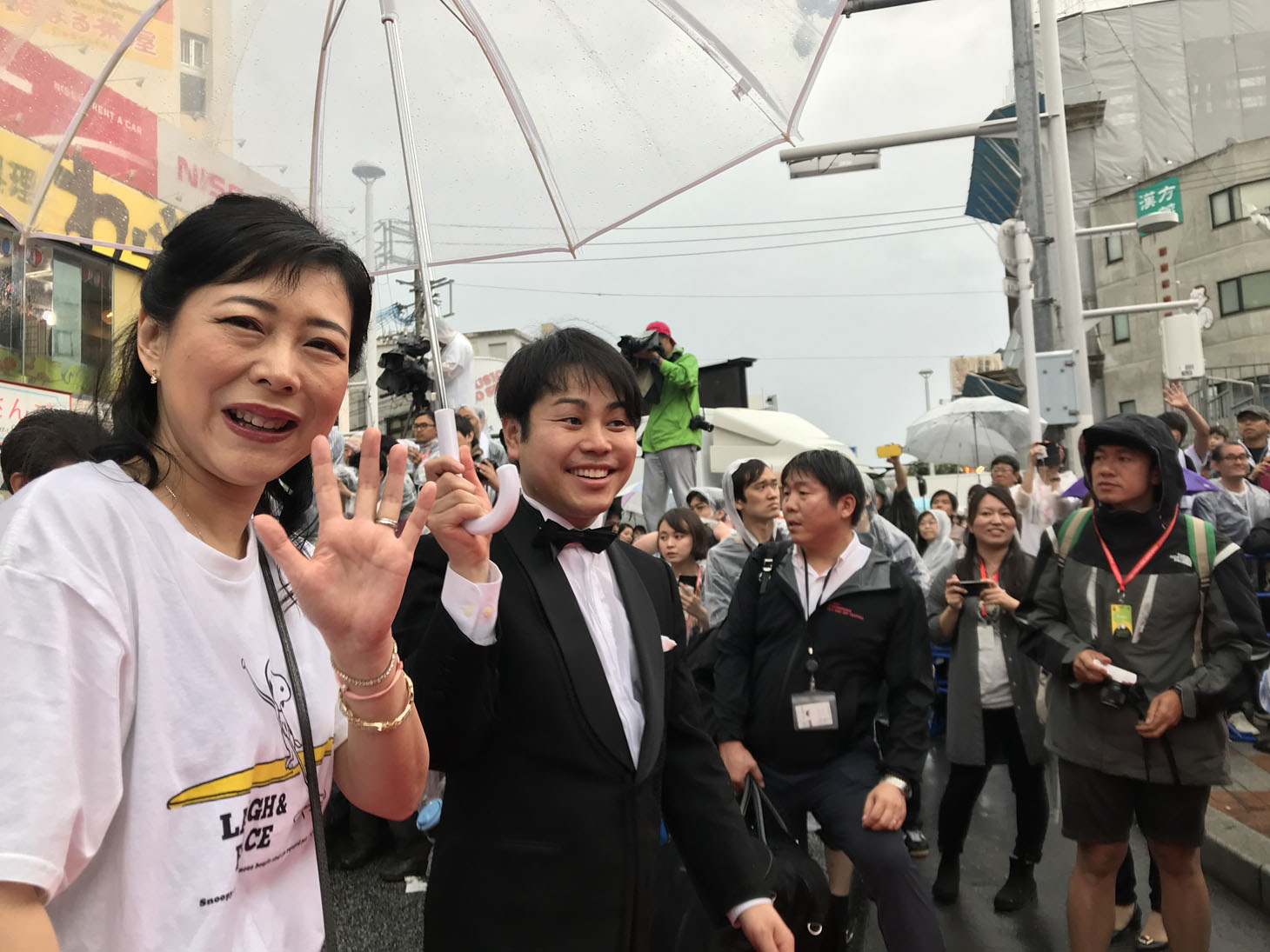 椿鬼奴（左）とNON STYLE井上（右）。