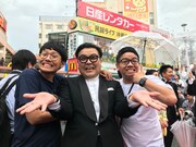 笑顔でレッドカーペットに登場したミキととろサーモン久保田（中央）。