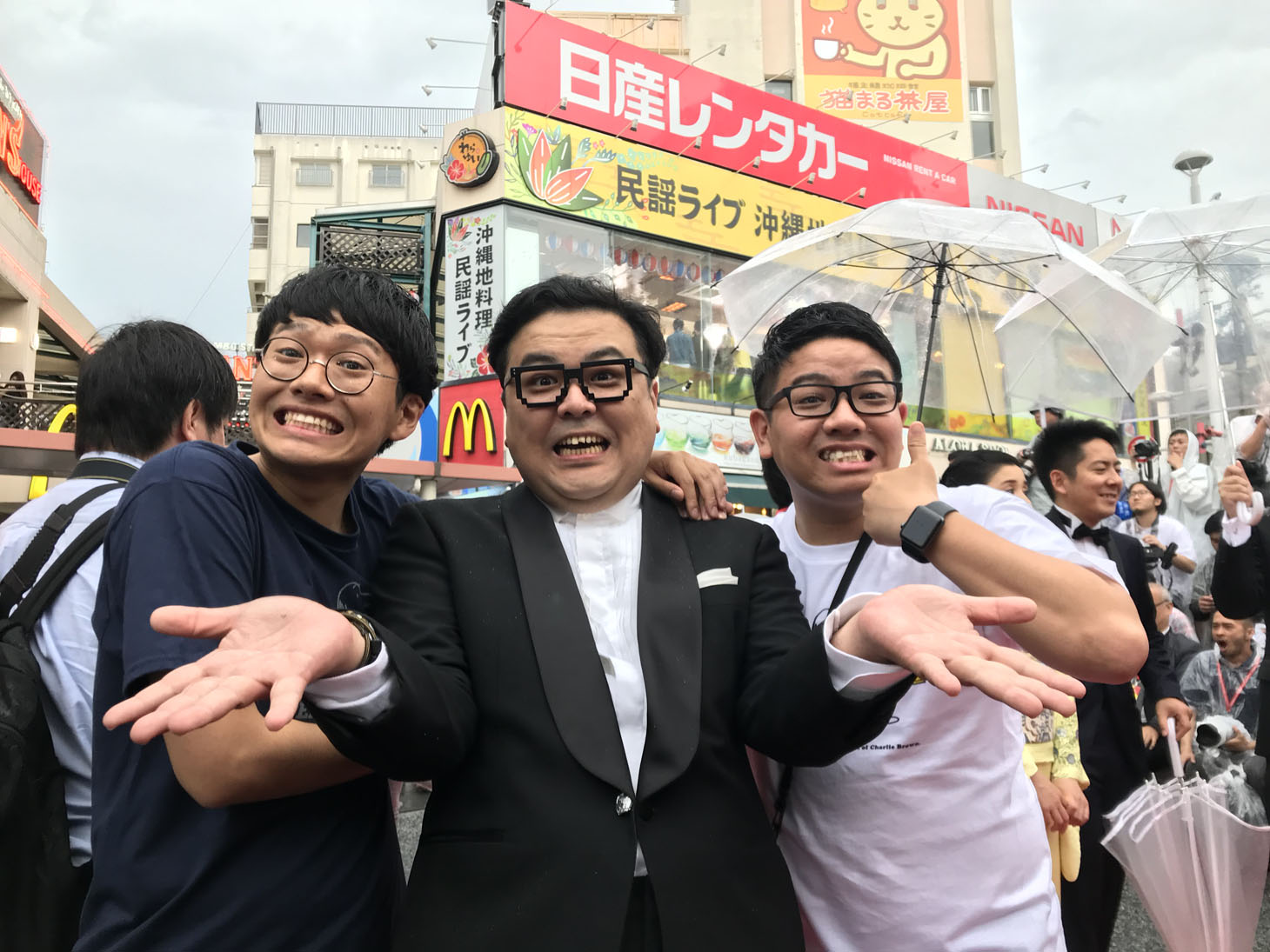 笑顔でレッドカーペットに登場したミキととろサーモン久保田（中央）。