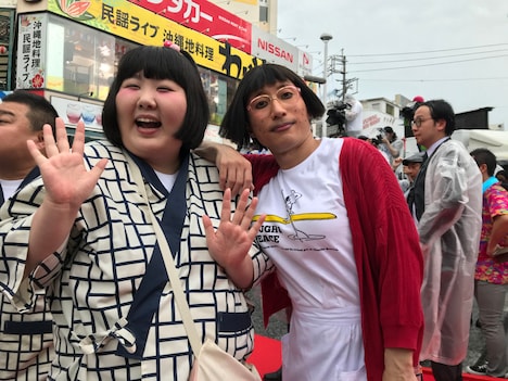 酒井藍（左）とすっちー（右）。