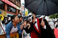 レッドカーペットに登場した鉄拳。