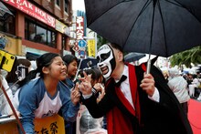 レッドカーペットに登場した鉄拳。