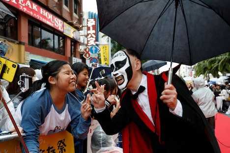 レッドカーペットに登場した鉄拳。