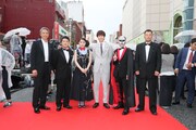 映画「家族のはなし」より、左から時任三郎、和牛・水田、成海璃子、岡田将生、鉄拳、山本剛義監督。
