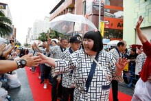 「島ぜんぶでおーきな祭 第10回沖縄国際映画祭」のレッドカーペットを歩く吉本新喜劇メンバー。