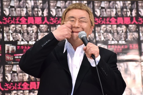 ビートたけしのモノマネを披露する松村邦洋。