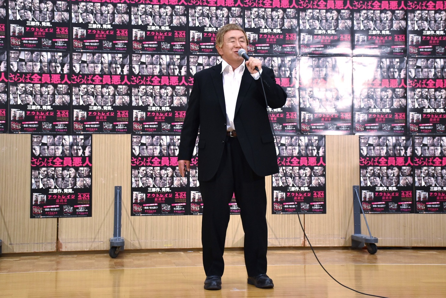 ビートたけしのモノマネを披露する松村邦洋。