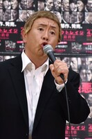 麻生太郎のモノマネを披露する松村邦洋。