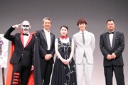 舞台挨拶に登場した（左から）鉄拳、時任三郎、成海璃子、岡田将生、山本剛義監督。