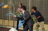 ノブオ考案「ハンガー投げゲーム」に臨む出演者たち。