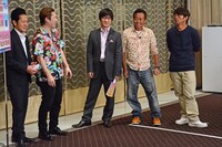 左からペンギンズ、内村光良、さまぁ～ず。