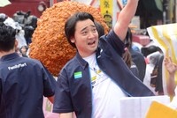 レッドカーペットを歩くジャングルポケット斉藤。